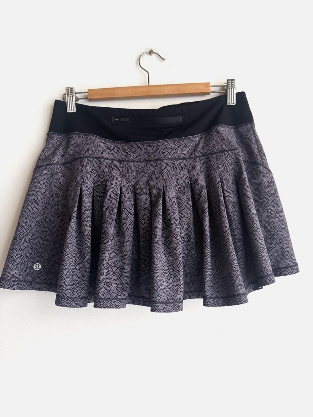 lululemon athletica Women’s Black and Gray Textured Pleated skort
